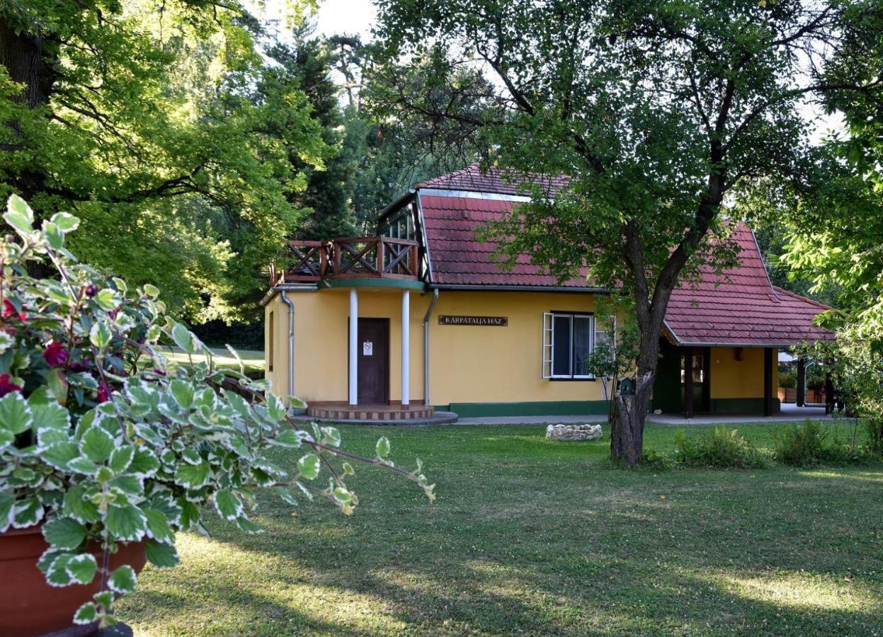 Nagy-Magyarorszag Park Bed and Breakfast Isztimér Exteriör bild