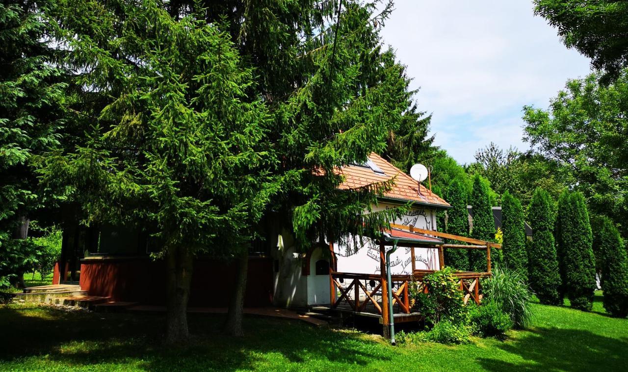 Nagy-Magyarorszag Park Bed and Breakfast Isztimér Exteriör bild