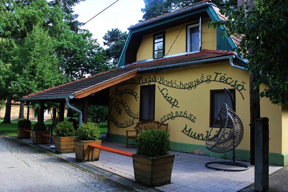 Nagy-Magyarorszag Park Bed and Breakfast Isztimér Exteriör bild