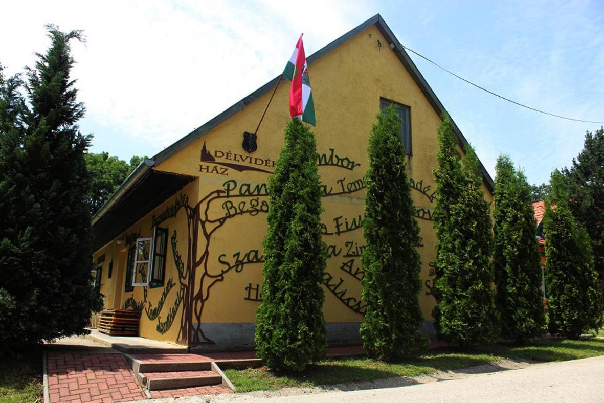 Nagy-Magyarorszag Park Bed and Breakfast Isztimér Exteriör bild